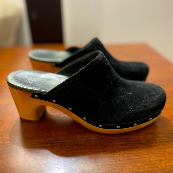 ✨UGG Suede Clogs Mules✨ Great Condition WOMEN Size 8 - Picture 1 of 7